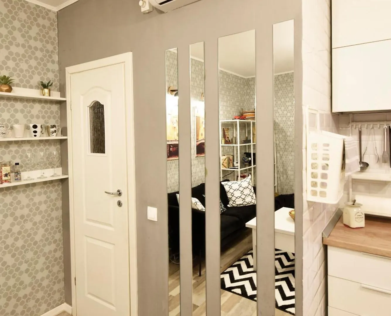 Apartment Upside Down Studio Bucharest